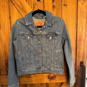 Levi's Women’s Medium Wash Jean Jacket‎ NWT